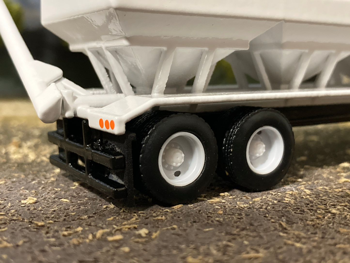 1/64 Fertilizer Tender Trailer 3 Hopper 24 Ton White Wheels