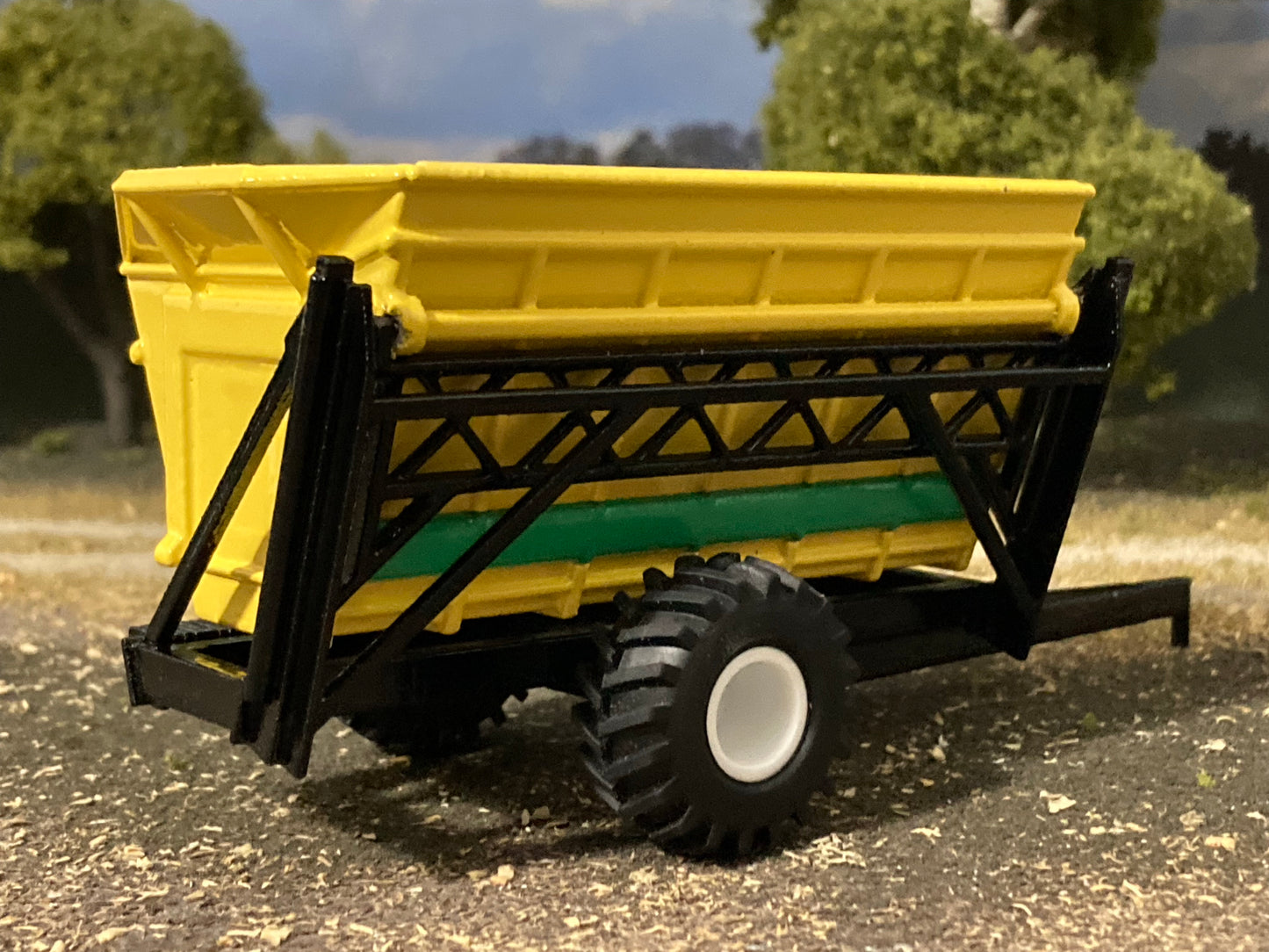 1/64 Dump Cart 17ft with Extensions Yellow and Green