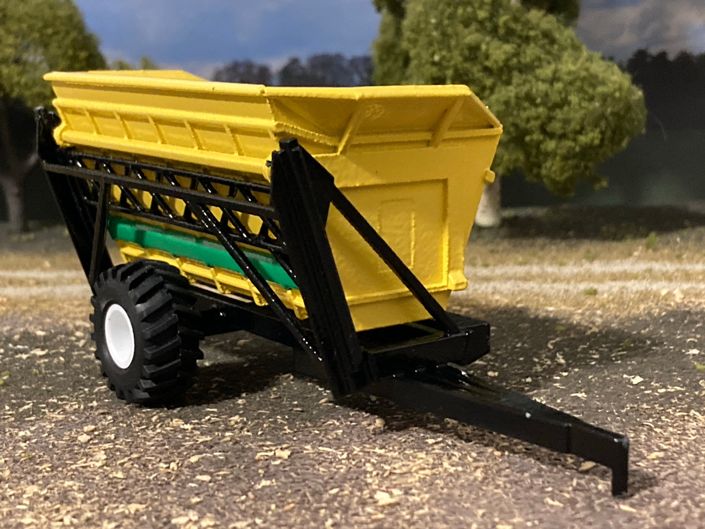 1/64 Dump Cart 17ft with Extensions Yellow and Green