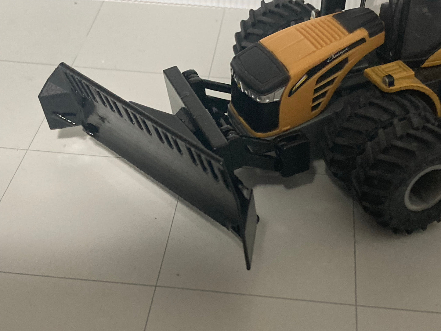 1/64 18’ Pivoting Silage Blade