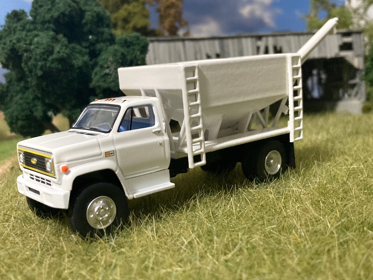 1/64 Rear Discharge Fertilizer Tender on Chevy C60 Truck