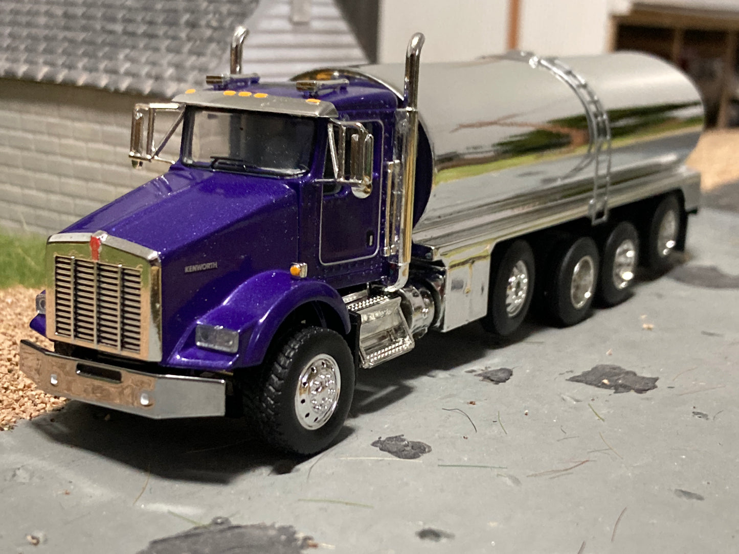 1/64 Milk Truck Quad Axle Kenworth T800 Truck Blue