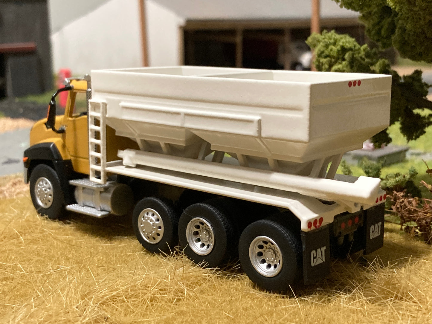 1/64 Cat CT 660 Truck with Fertilizer Tender Yellow
