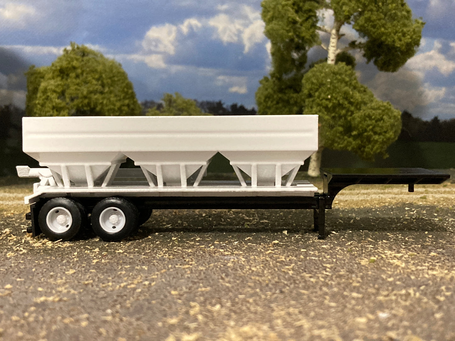 1/64 Fertilizer Tender Trailer 3 Hopper 24 Ton White Wheels