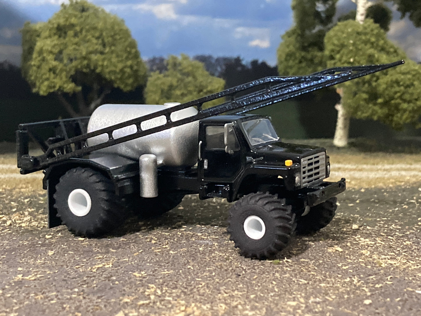 1/64 IH S-Series Floater Sprayer Truck Black