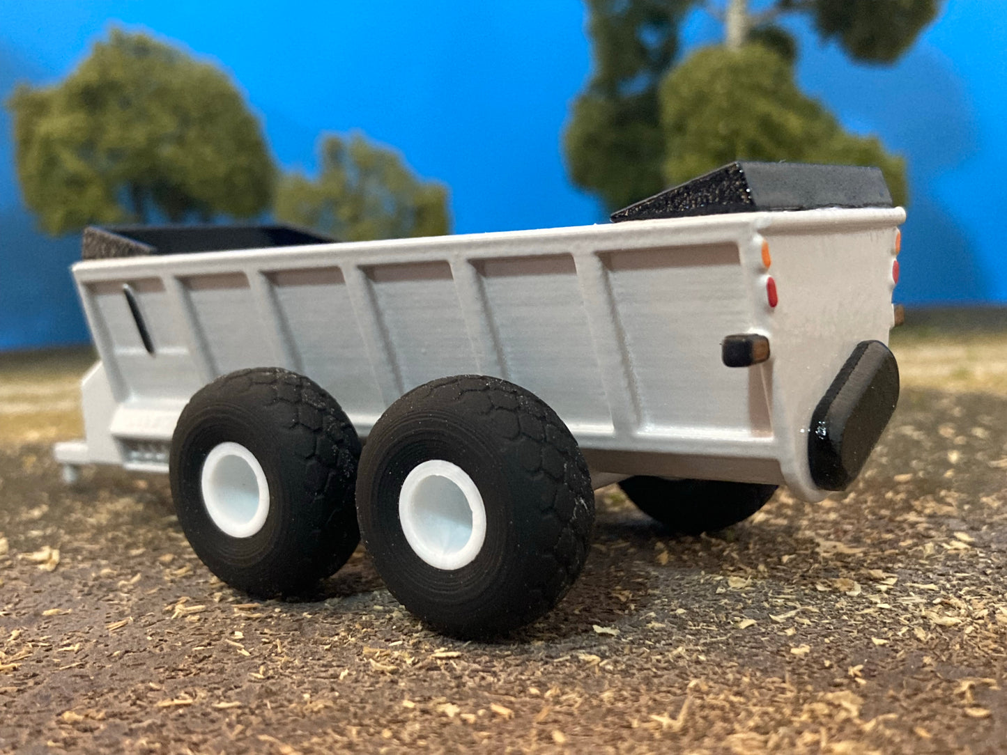1/64 Gray V Tank Manure Spreader