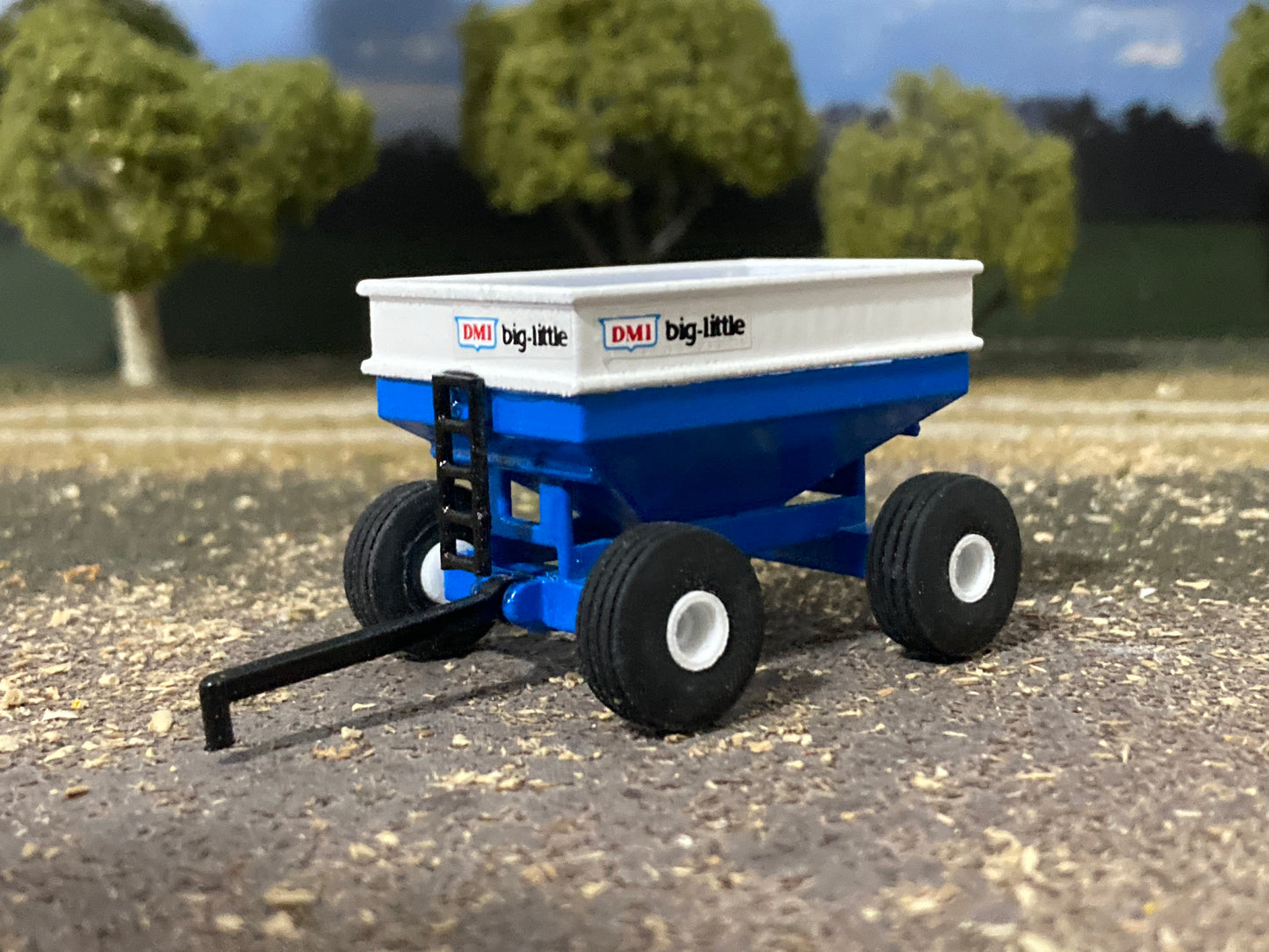 1/64 275 bu. DMI Gravity Wagon