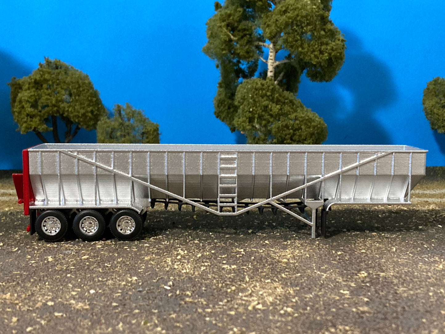 1/64 Live Bottom Belt Trailer Tri Axle Red Door