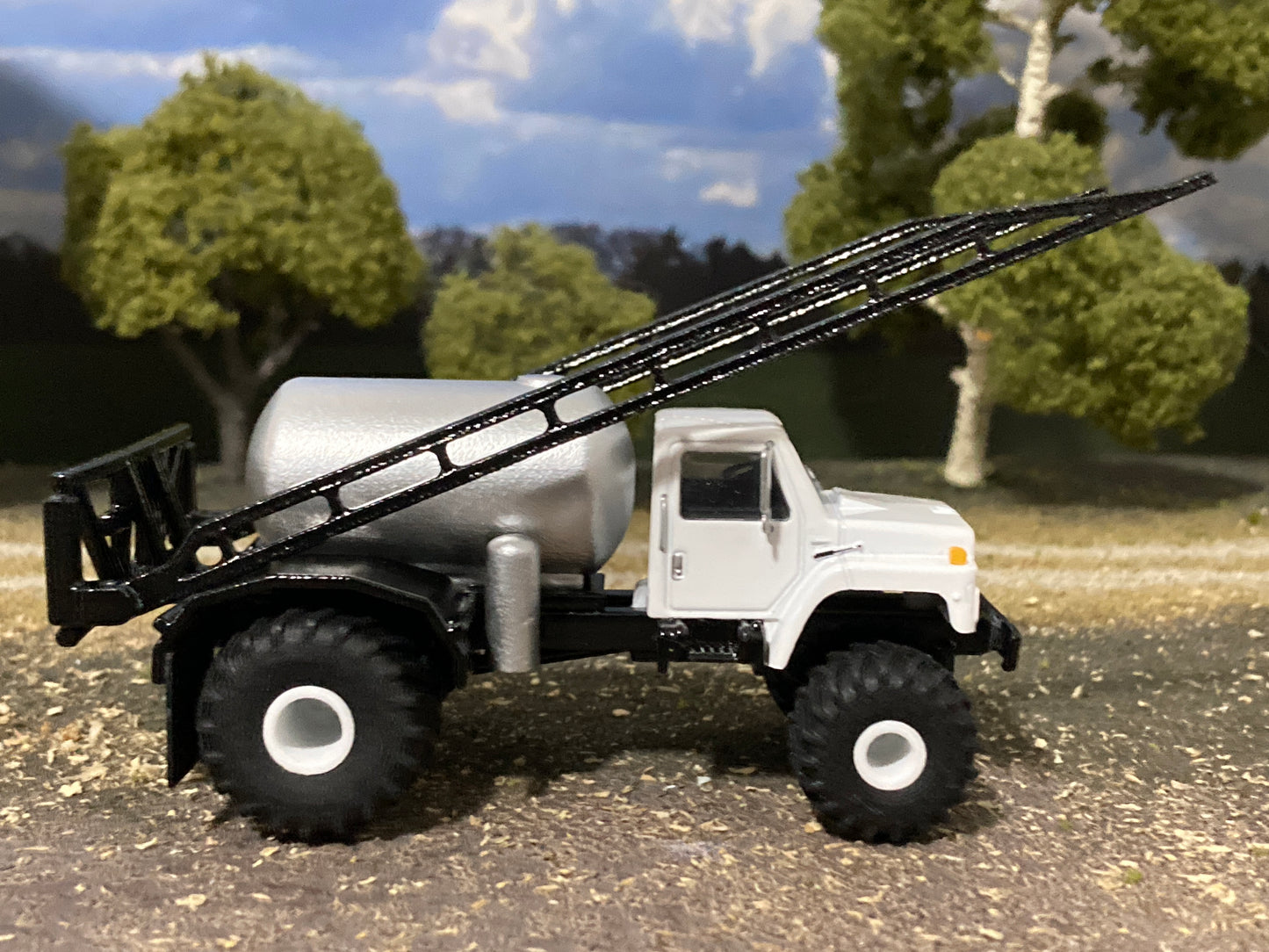 1/64 IH S-Series Floater Sprayer Truck