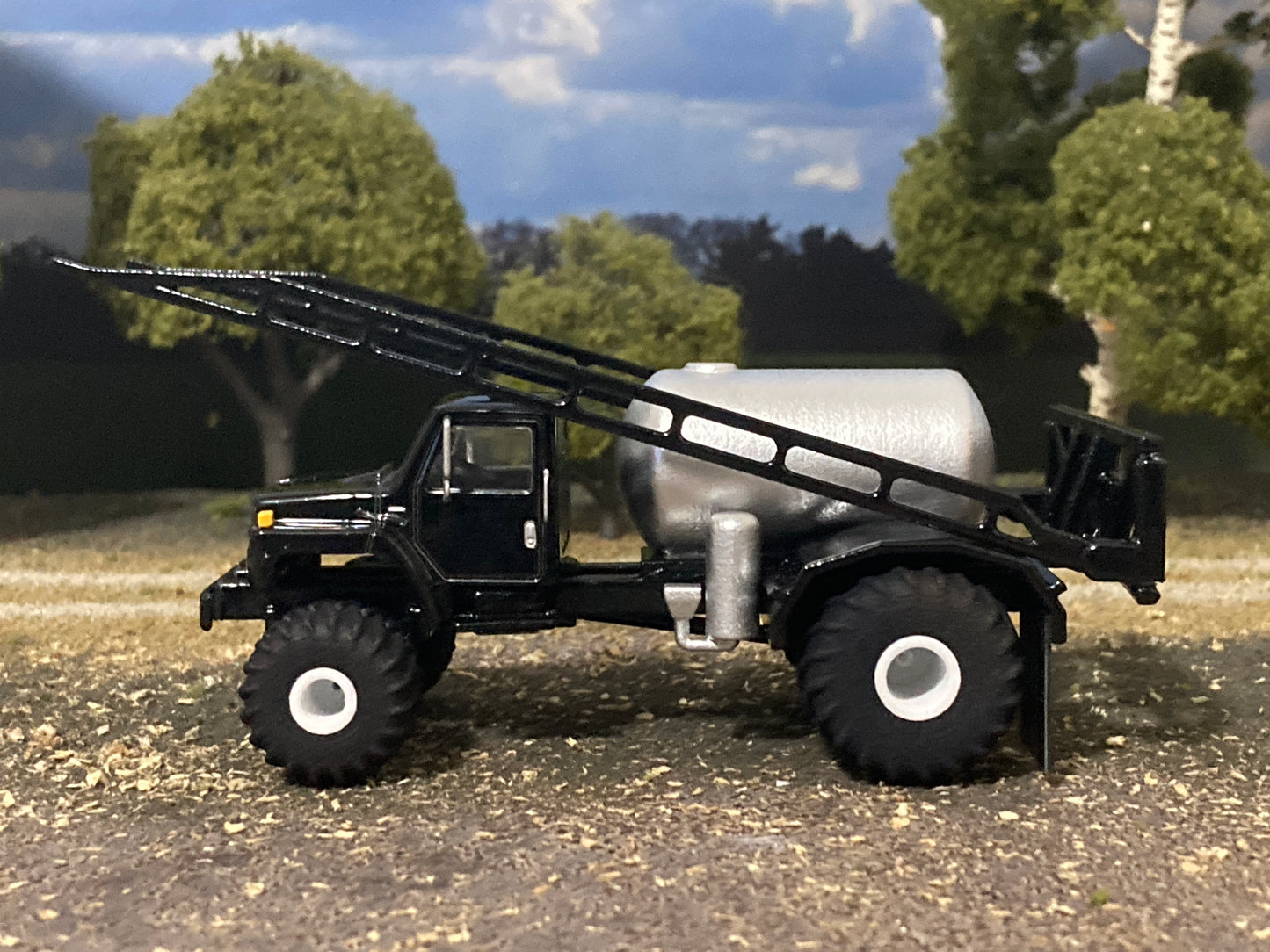 1/64 IH S-Series Floater Sprayer Truck Black