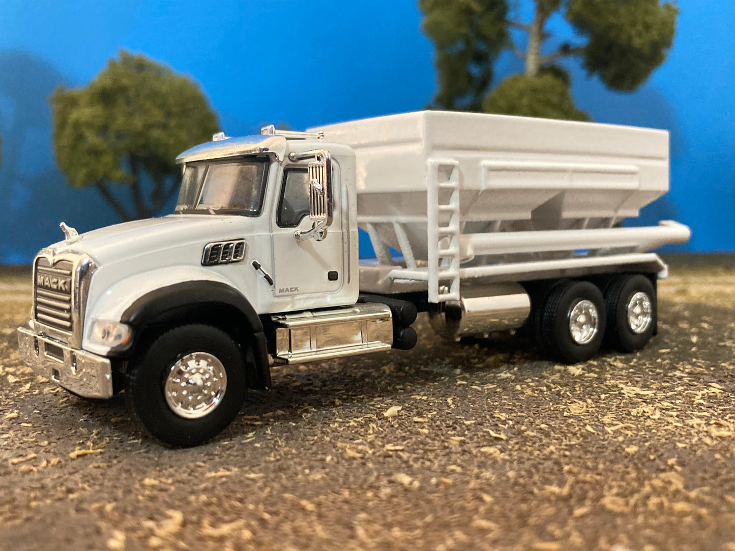 1/64 Fertilizer Tender 2 Hopper on Mack Granite Truck