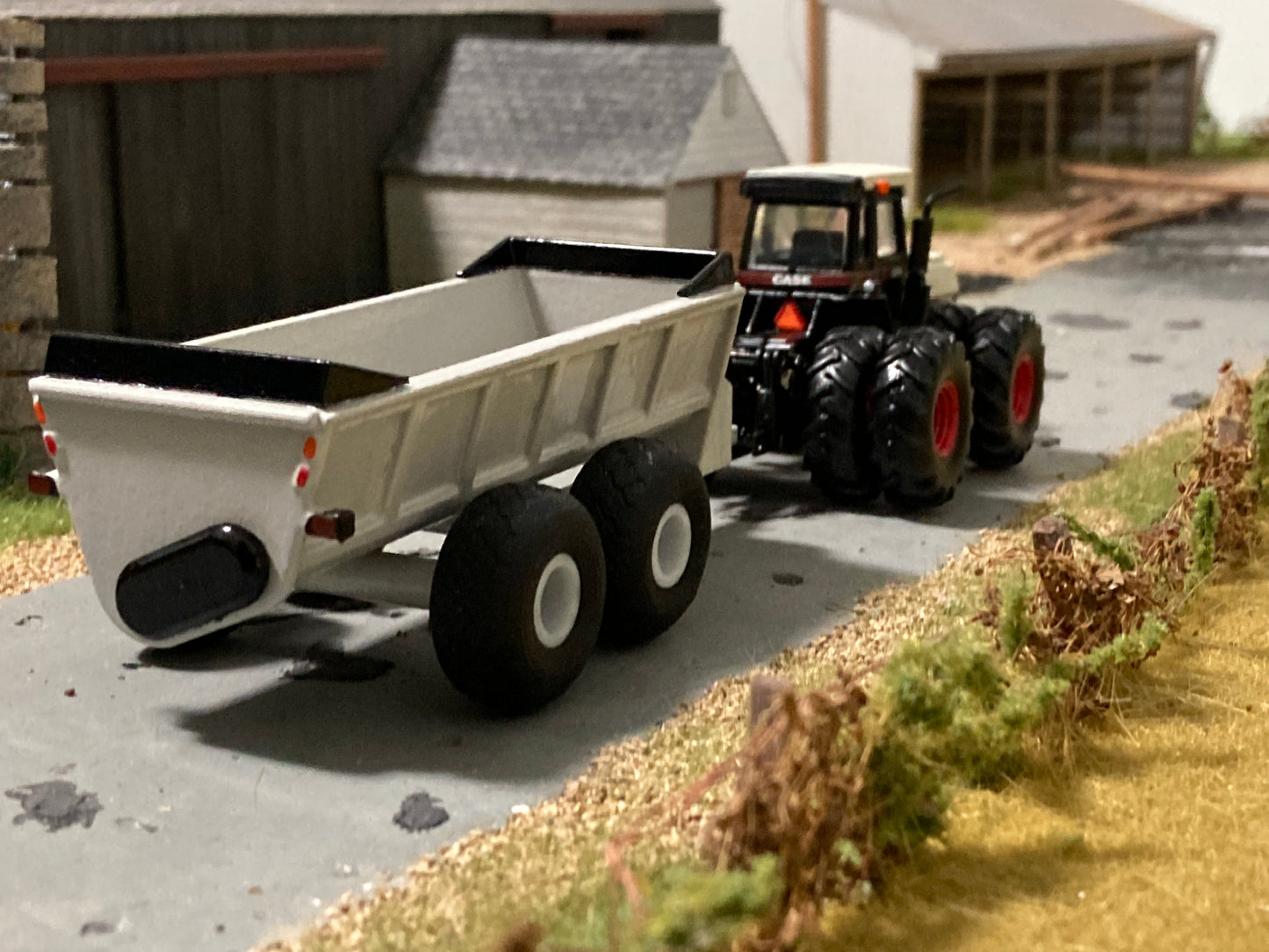 1/64 Gray V Tank Manure Spreader