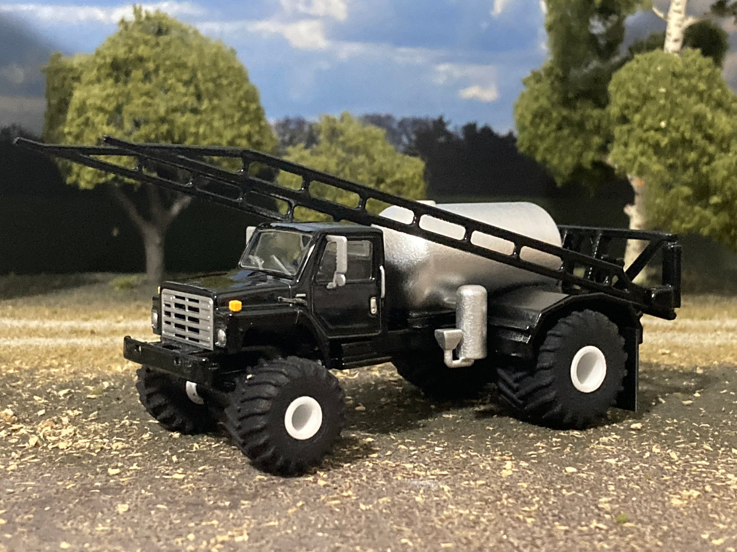 1/64 IH S-Series Floater Sprayer Truck Black