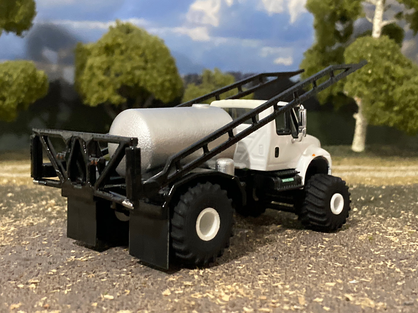1/64 IH 4400 Floater Sprayer Truck