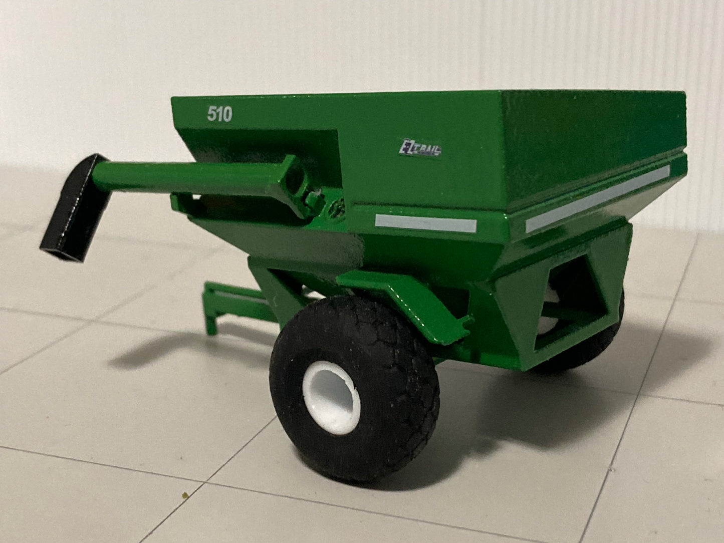 1/64 EZ Trail 510 Grain Cart Green