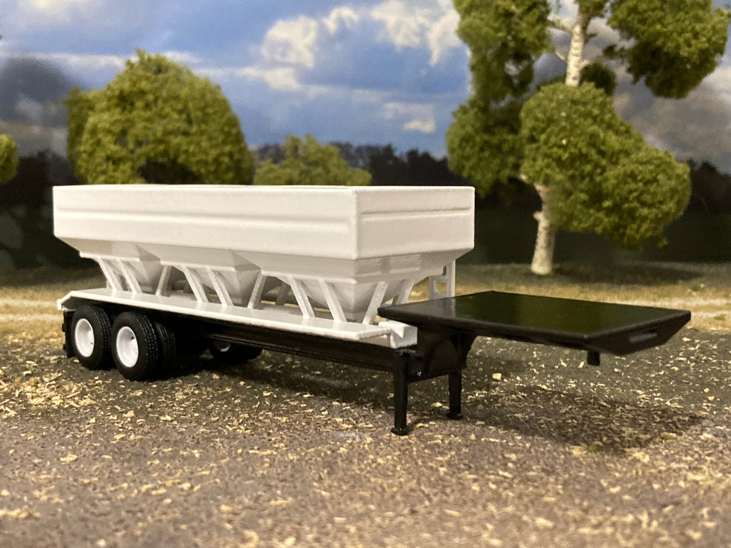 1/64 Fertilizer Tender Trailer 3 Hopper 24 Ton White Wheels