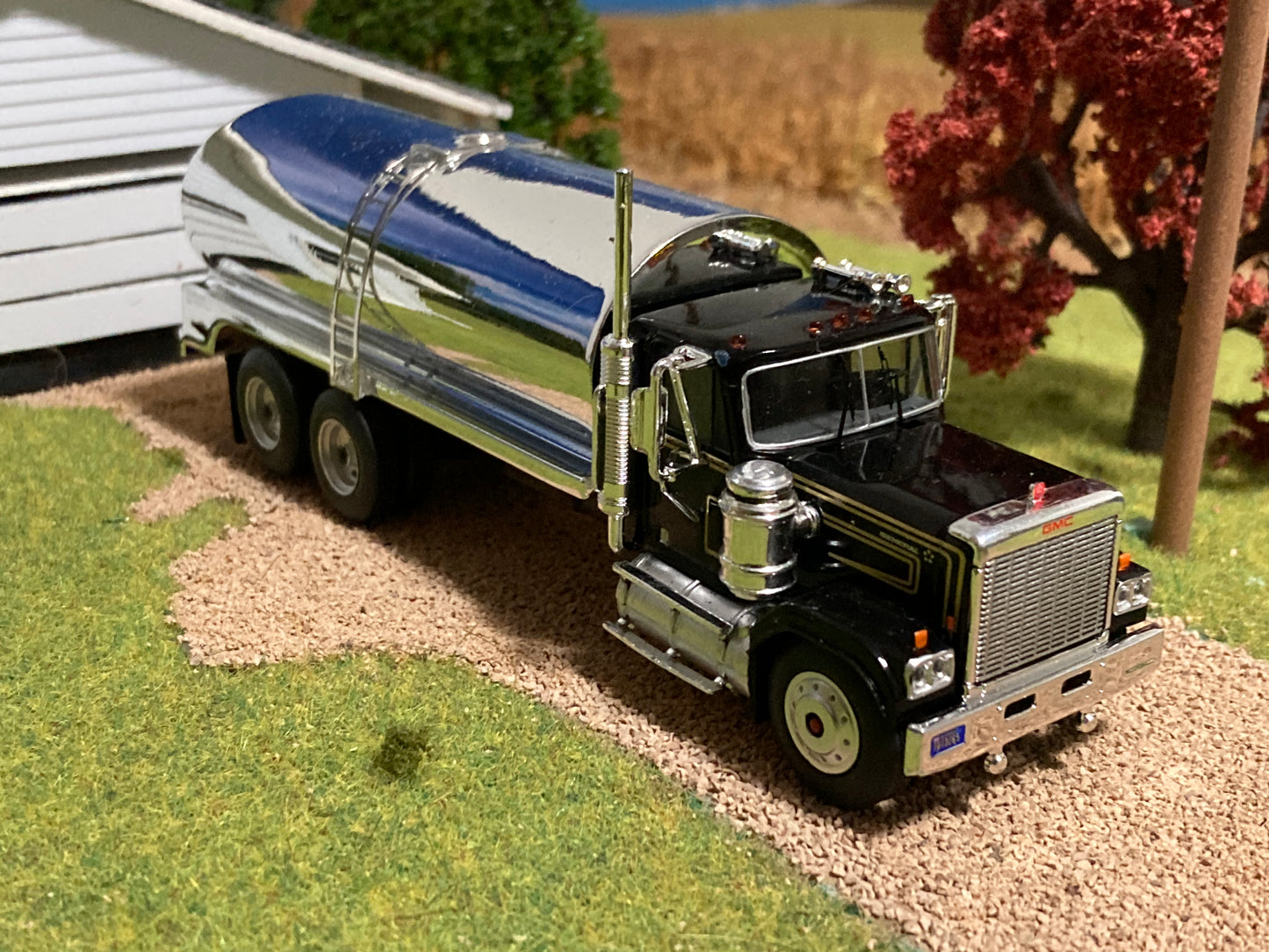 1/64 GMC General Milk Truck Black