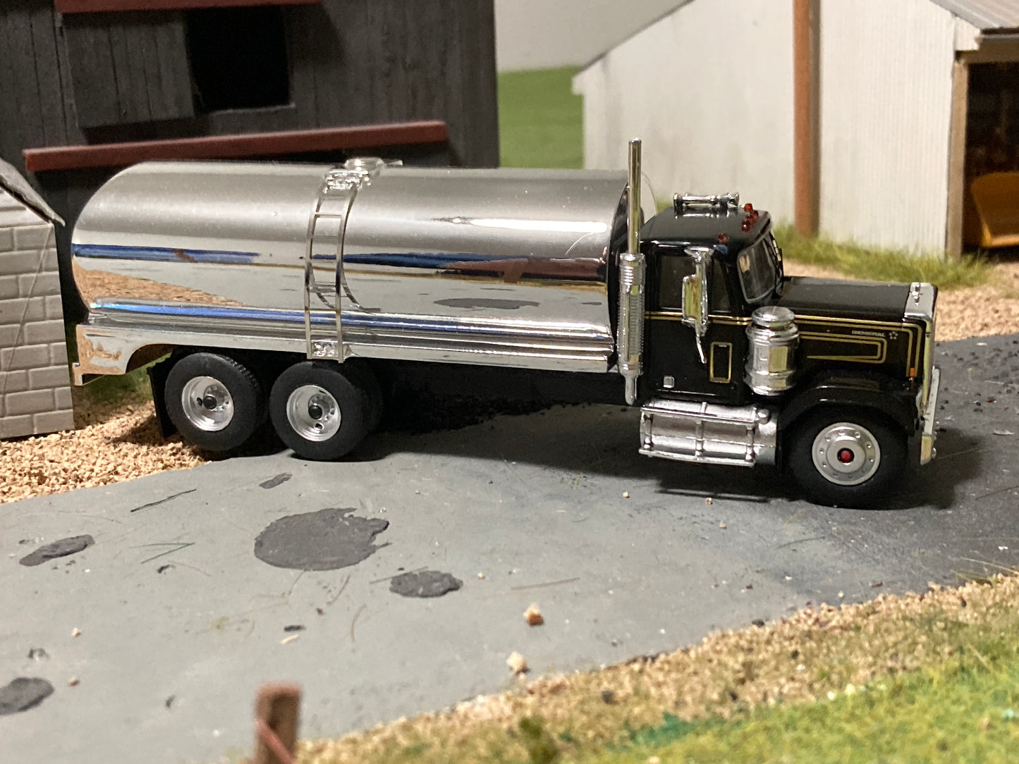 1/64 GMC General Milk Truck Black