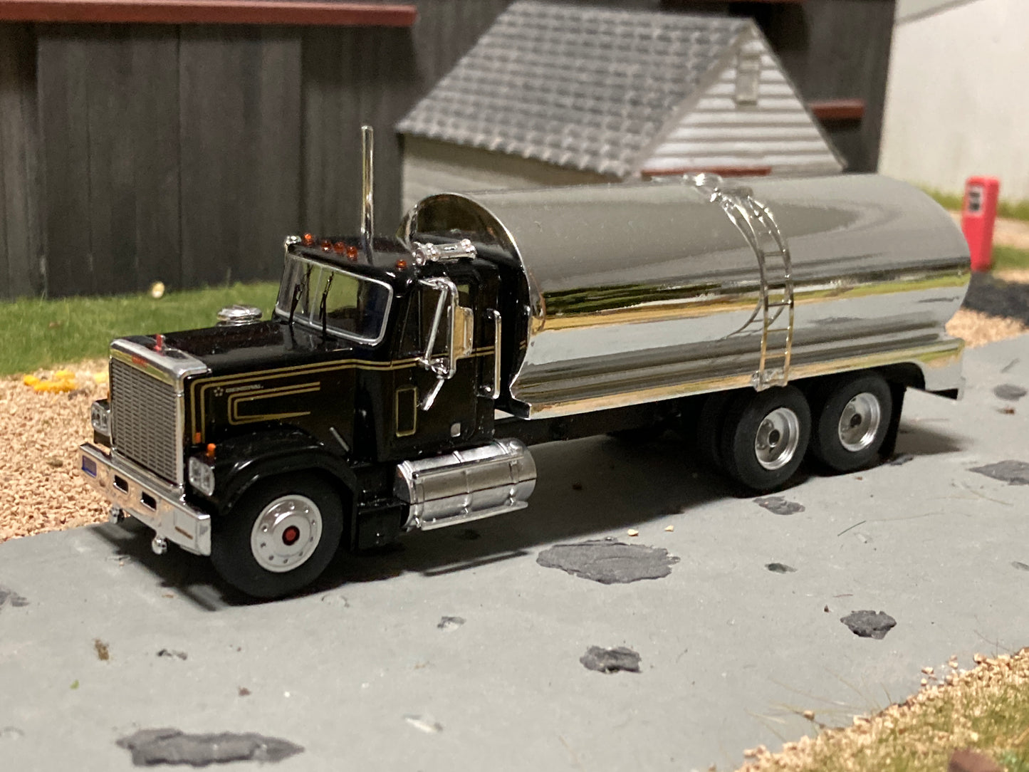 1/64 GMC General Milk Truck Black