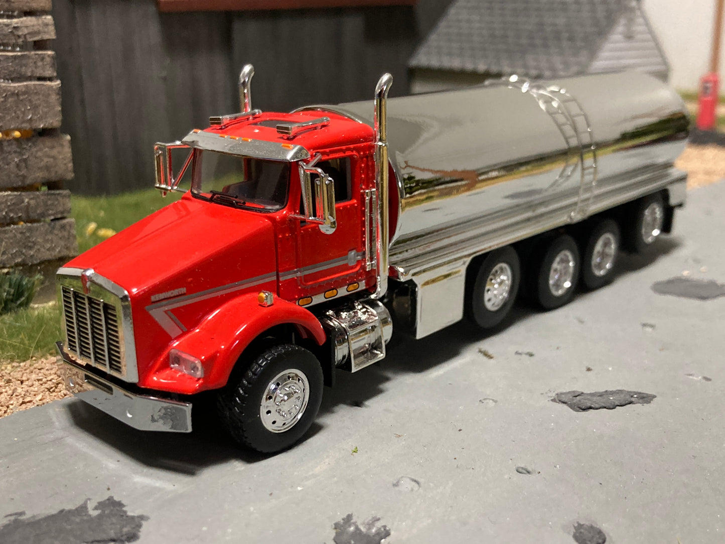 1/64 Milk Truck Quad Axle Kenworth T800 Truck Red w/ Strip