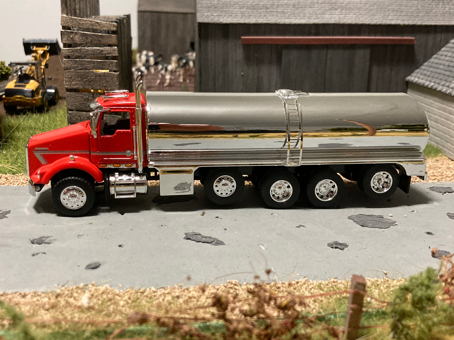 1/64 Milk Truck Quad Axle Kenworth T800 Truck Red w/ Strip