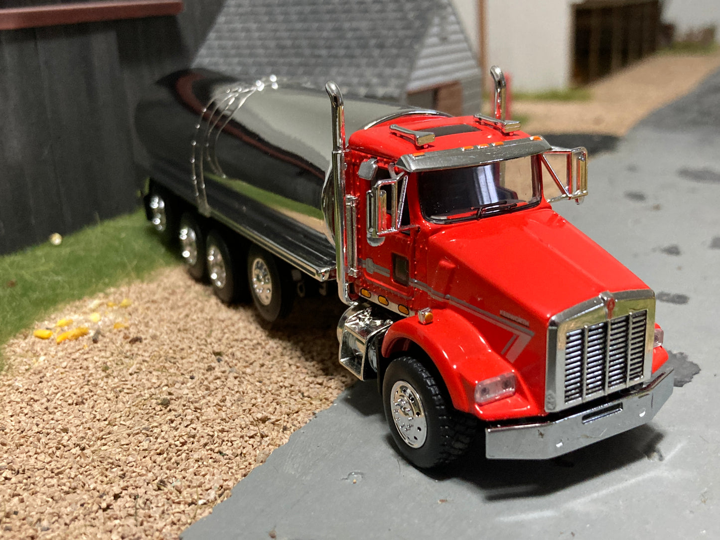 1/64 Milk Truck Quad Axle Kenworth T800 Truck Red w/ Strip