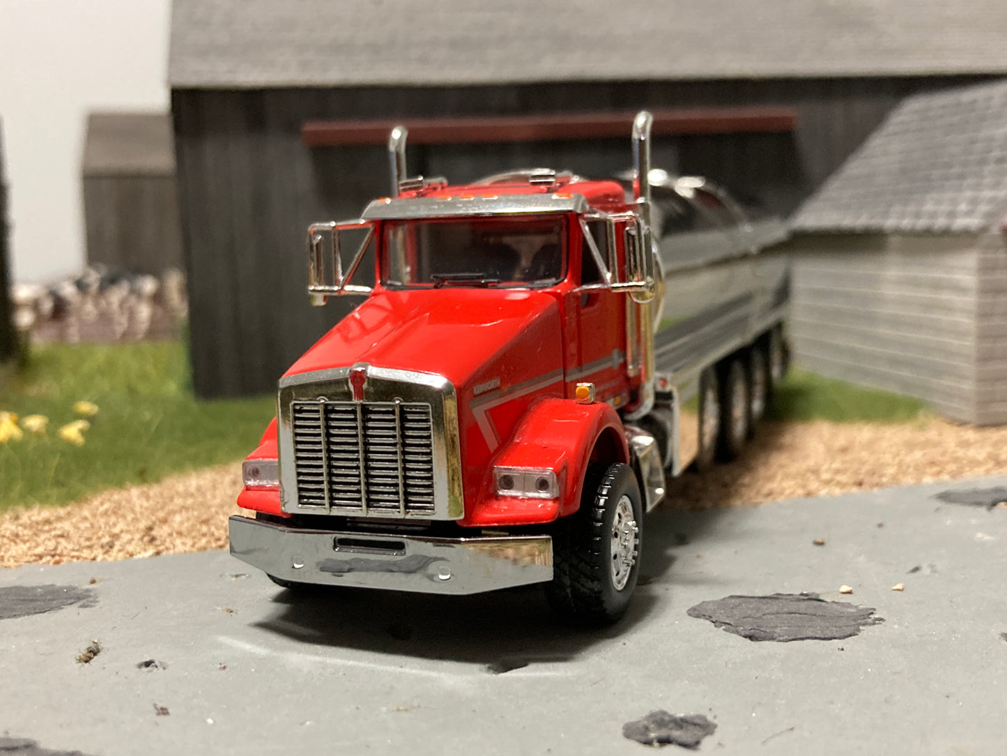 1/64 Milk Truck Quad Axle Kenworth T800 Truck Red w/ Strip