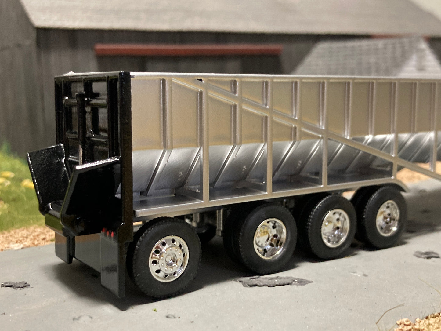 1/64 Live Bottom Belt Trailer Quad Axle Black Door