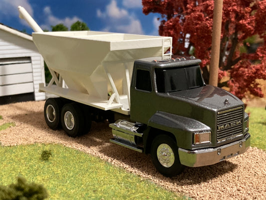 1/64 Fertilizer Tender Rear Discharge on Gray Mack CH613 Truck