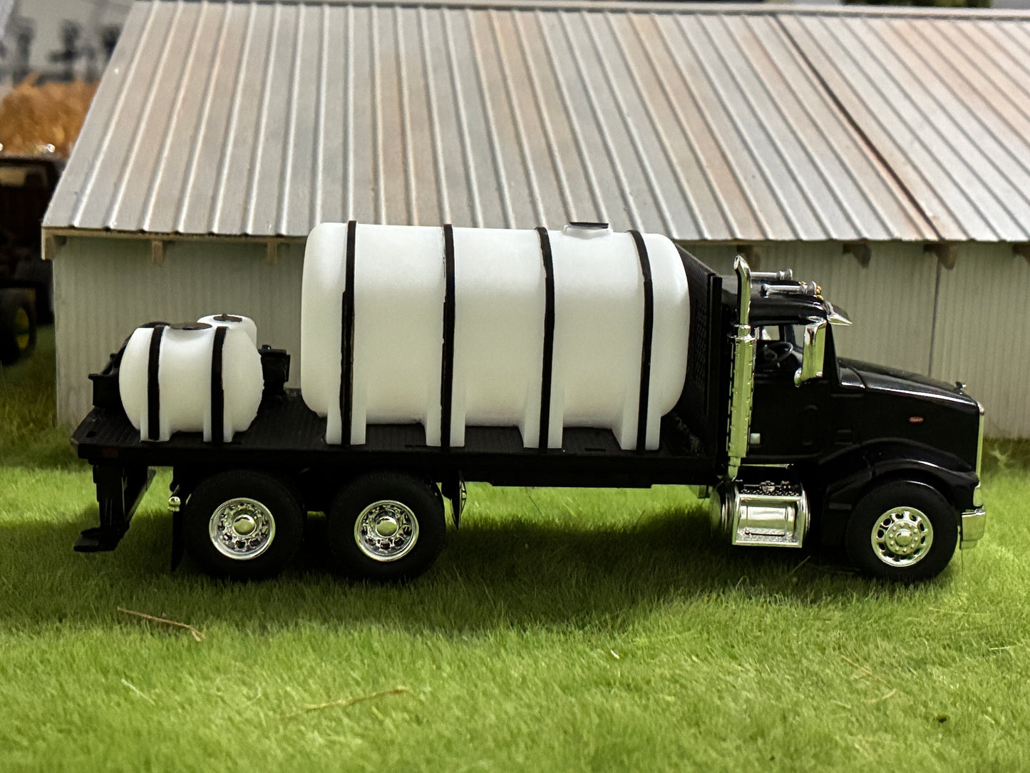 1/64 Peterbilt 385 Sprayer Tender Truck Black