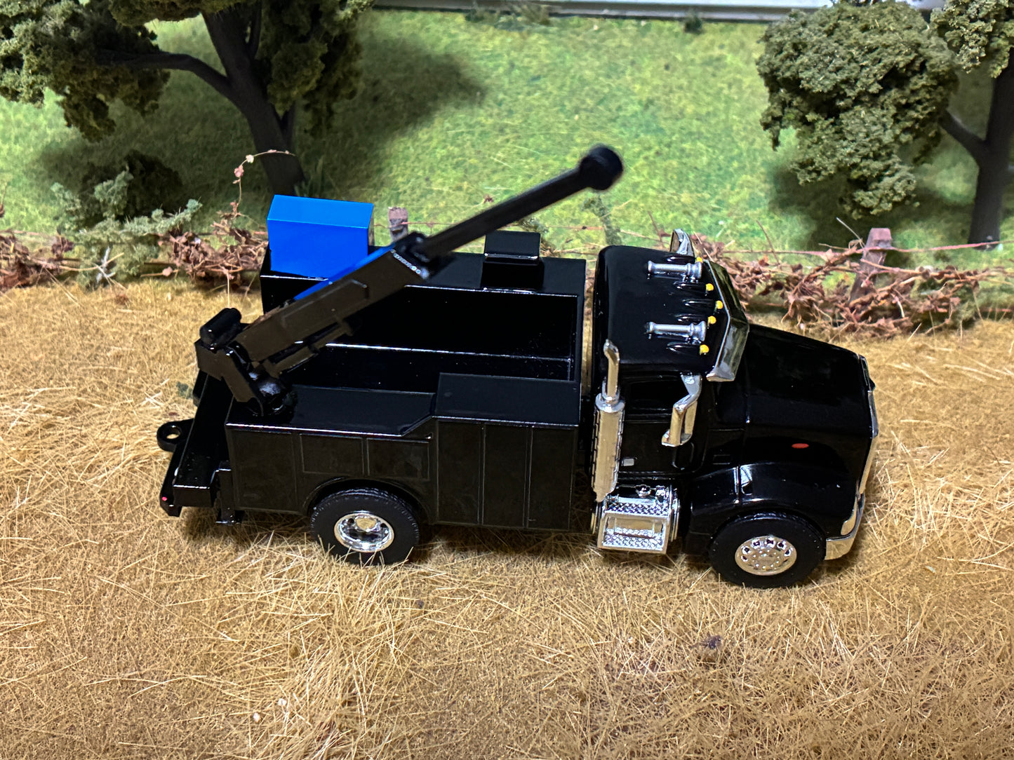 1/64 Peterbilt 385 Service Truck Single Axle Black