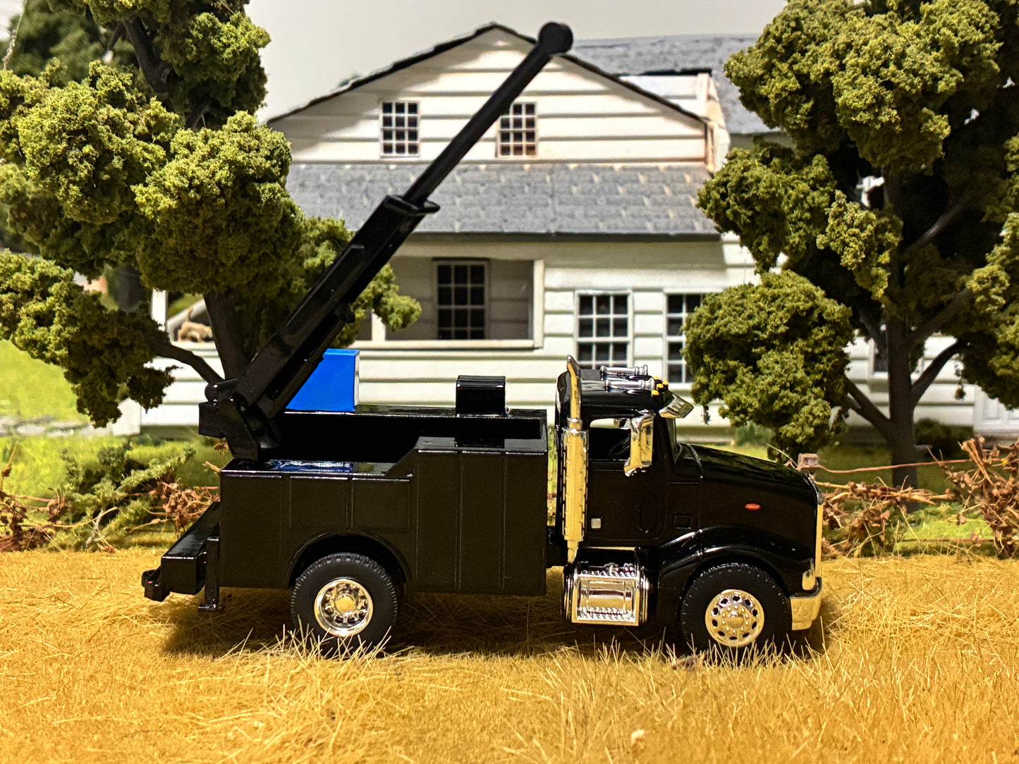 1/64 Peterbilt 385 Service Truck Single Axle Black