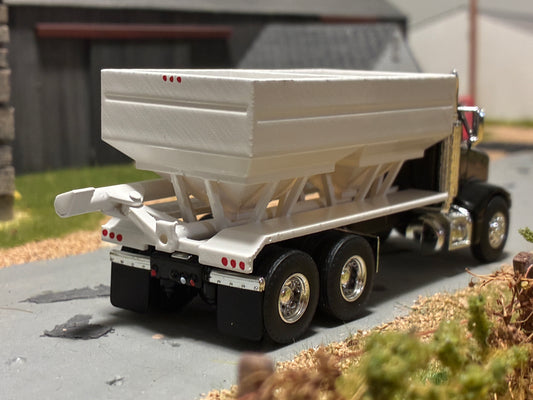 1/64 Peterbilt 385 Truck with Fertilizer Tender Black