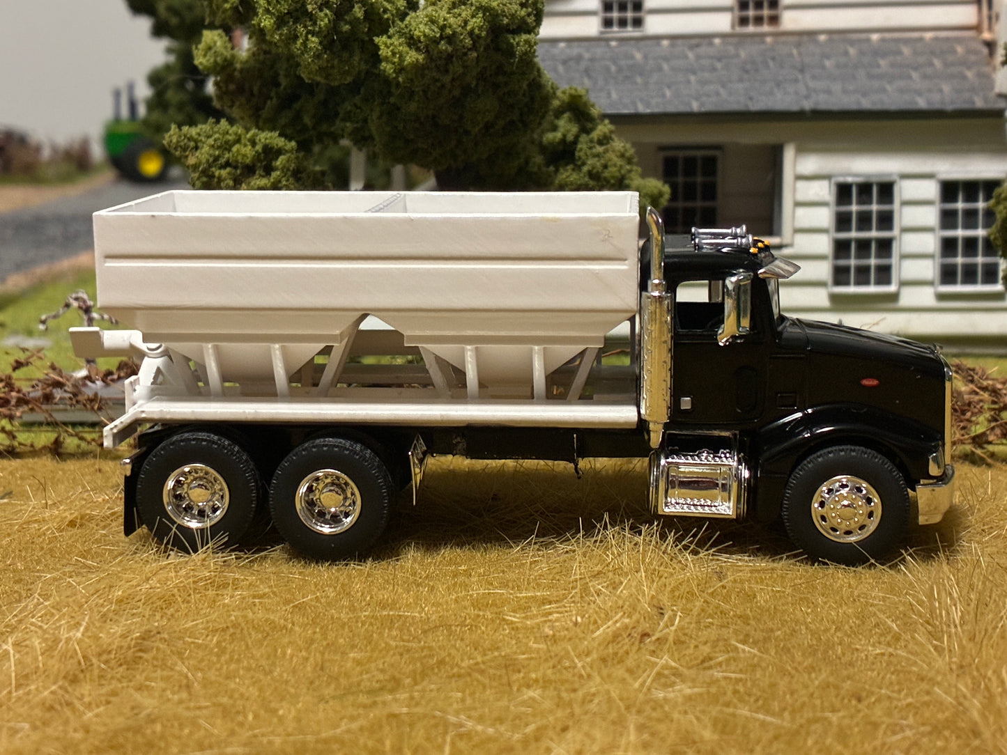 1/64 Peterbilt 385 Truck with Fertilizer Tender Black