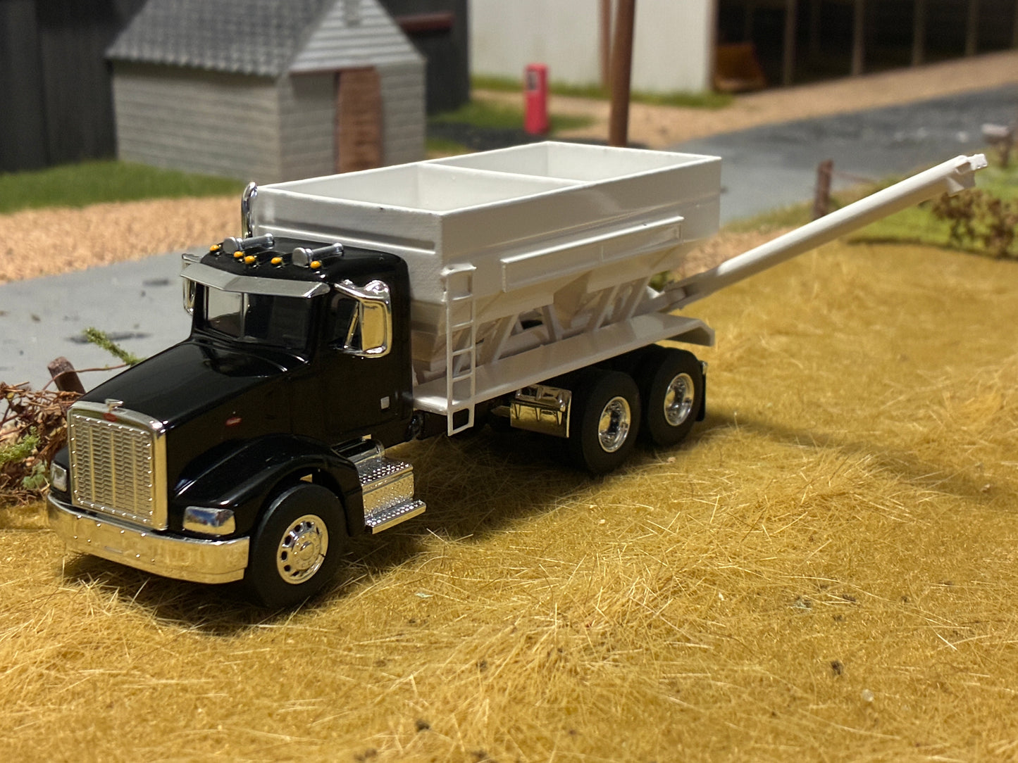 1/64 Peterbilt 385 Truck with Fertilizer Tender Black