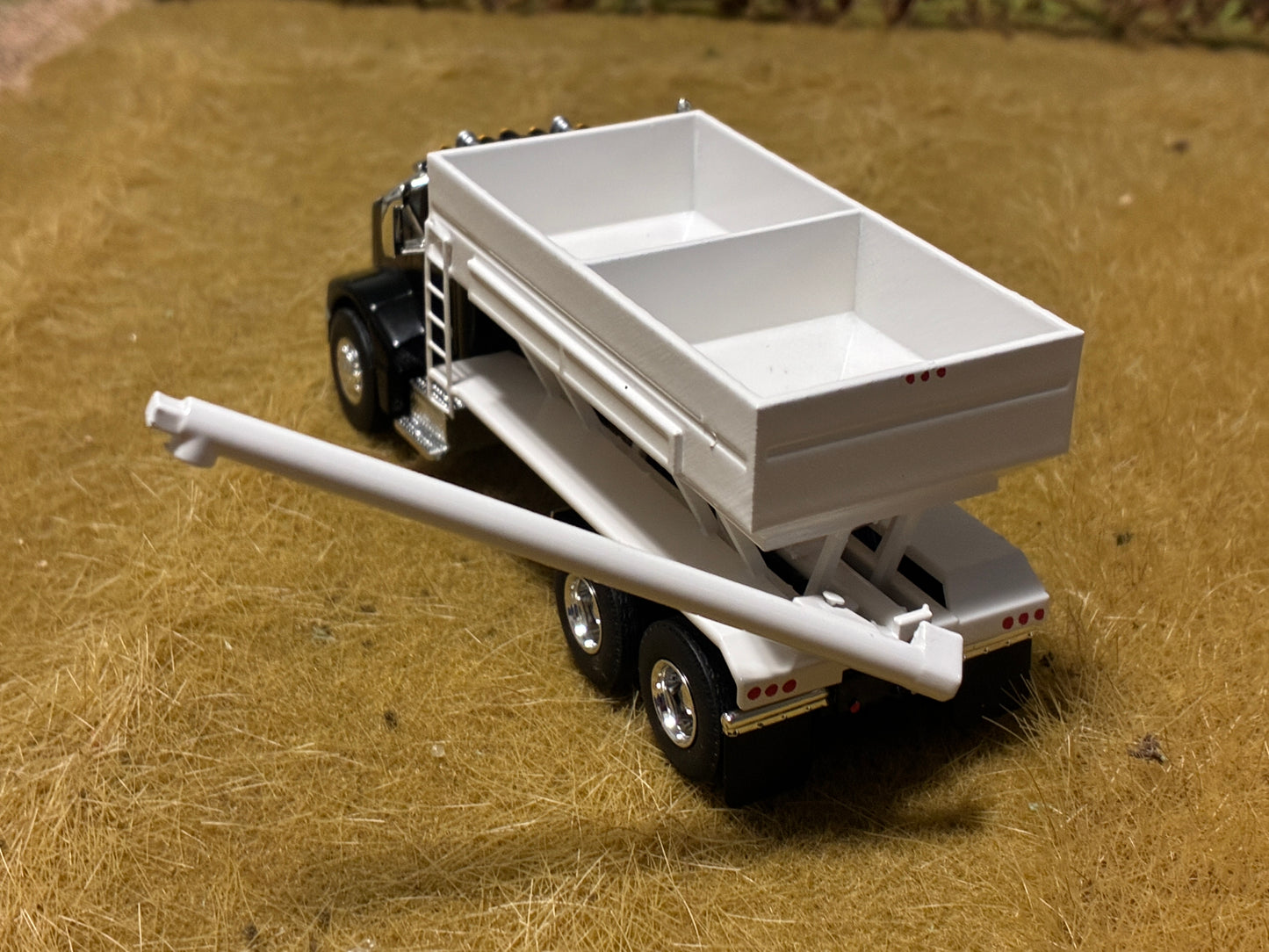 1/64 Peterbilt 385 Truck with Fertilizer Tender Black