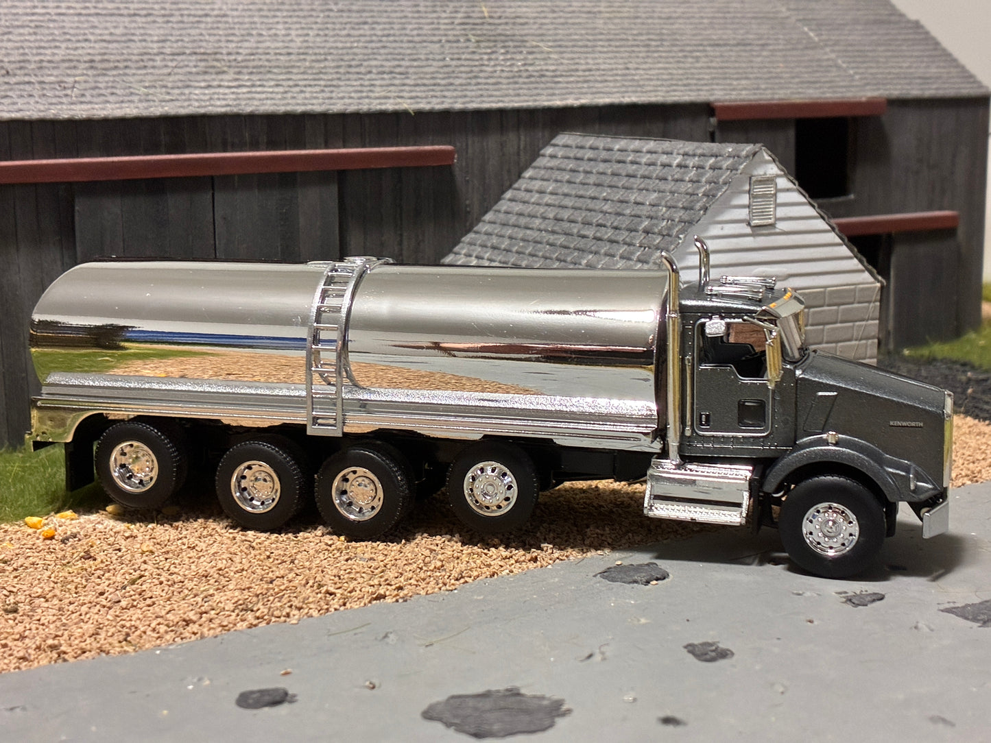 1/64 Milk Truck Quad Axle Kenworth T800 Truck Gray