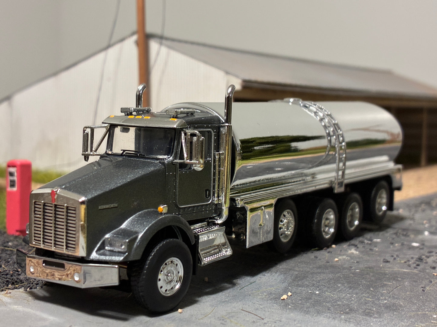 1/64 Milk Truck Quad Axle Kenworth T800 Truck Gray