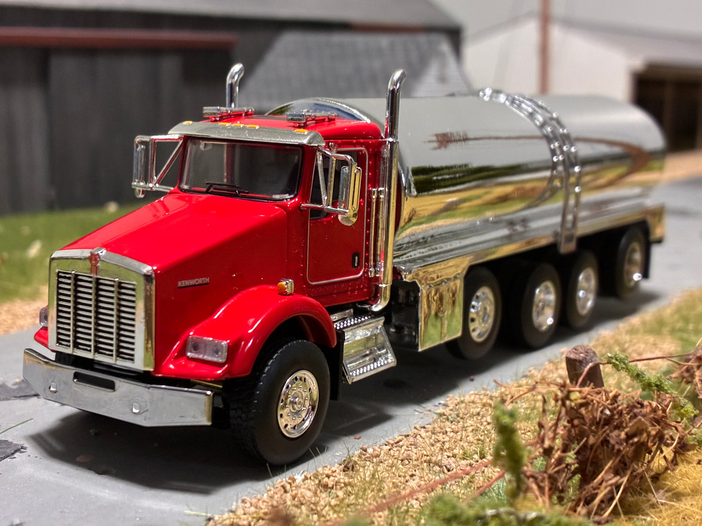 1/64 Milk Truck Quad Axle Kenworth T800 Truck Red