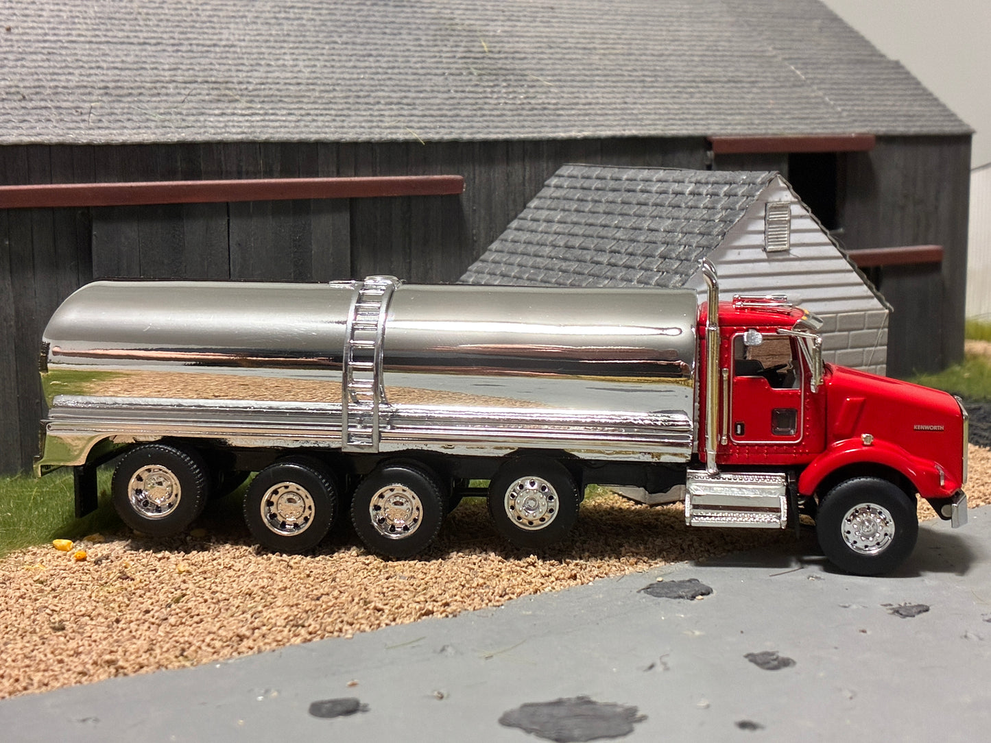 1/64 Milk Truck Quad Axle Kenworth T800 Truck Red