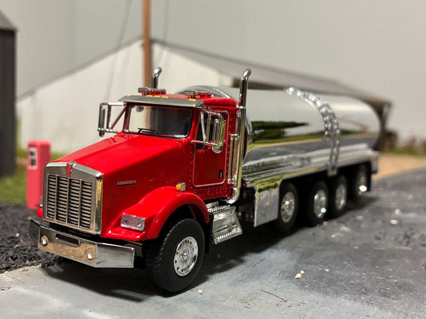 1/64 Milk Truck Quad Axle Kenworth T800 Truck Red