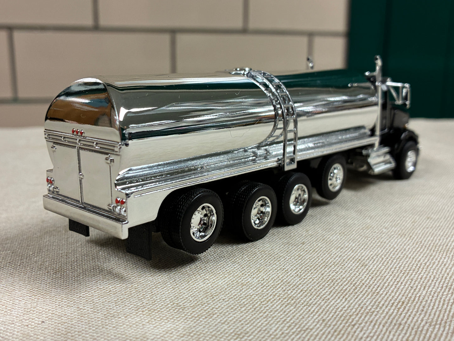 1/64 Milk Truck Quad Axle Kenworth T800 Truck Black