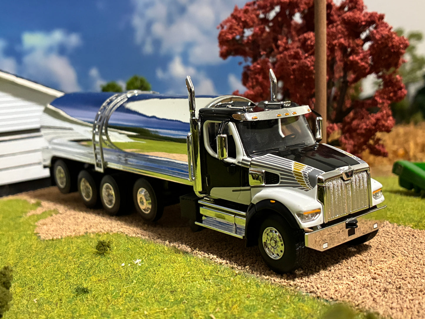 1/64 Milk Truck Quad Axle Western Star 47X Truck Black/White