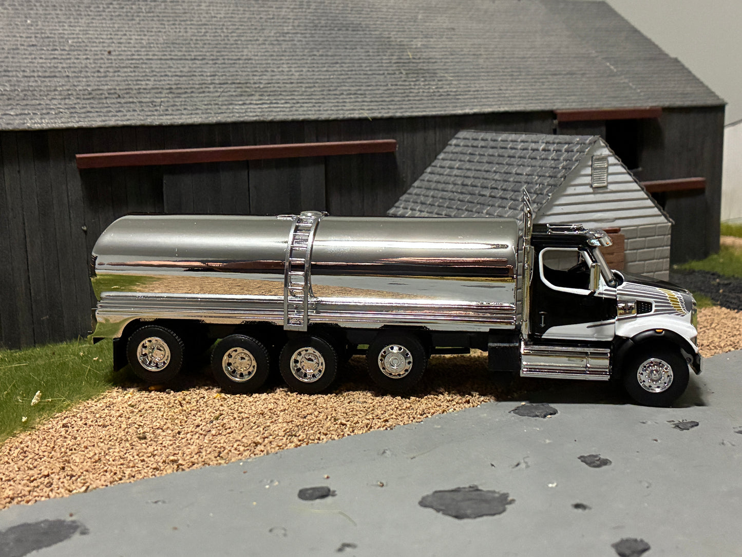 1/64 Milk Truck Quad Axle Western Star 47X Truck Black/White
