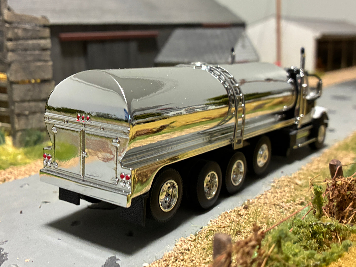 1/64 Milk Truck Quad Axle Western Star 47X Truck Black/White