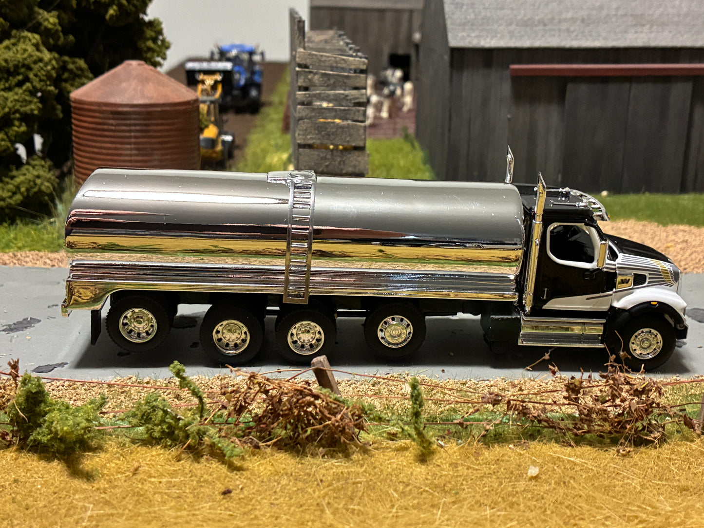 1/64 Milk Truck Quad Axle Western Star 47X Truck Black/White