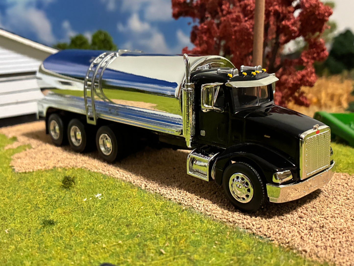 1/64 Milk Truck Tri Axle Peterbilt 385 Truck Red