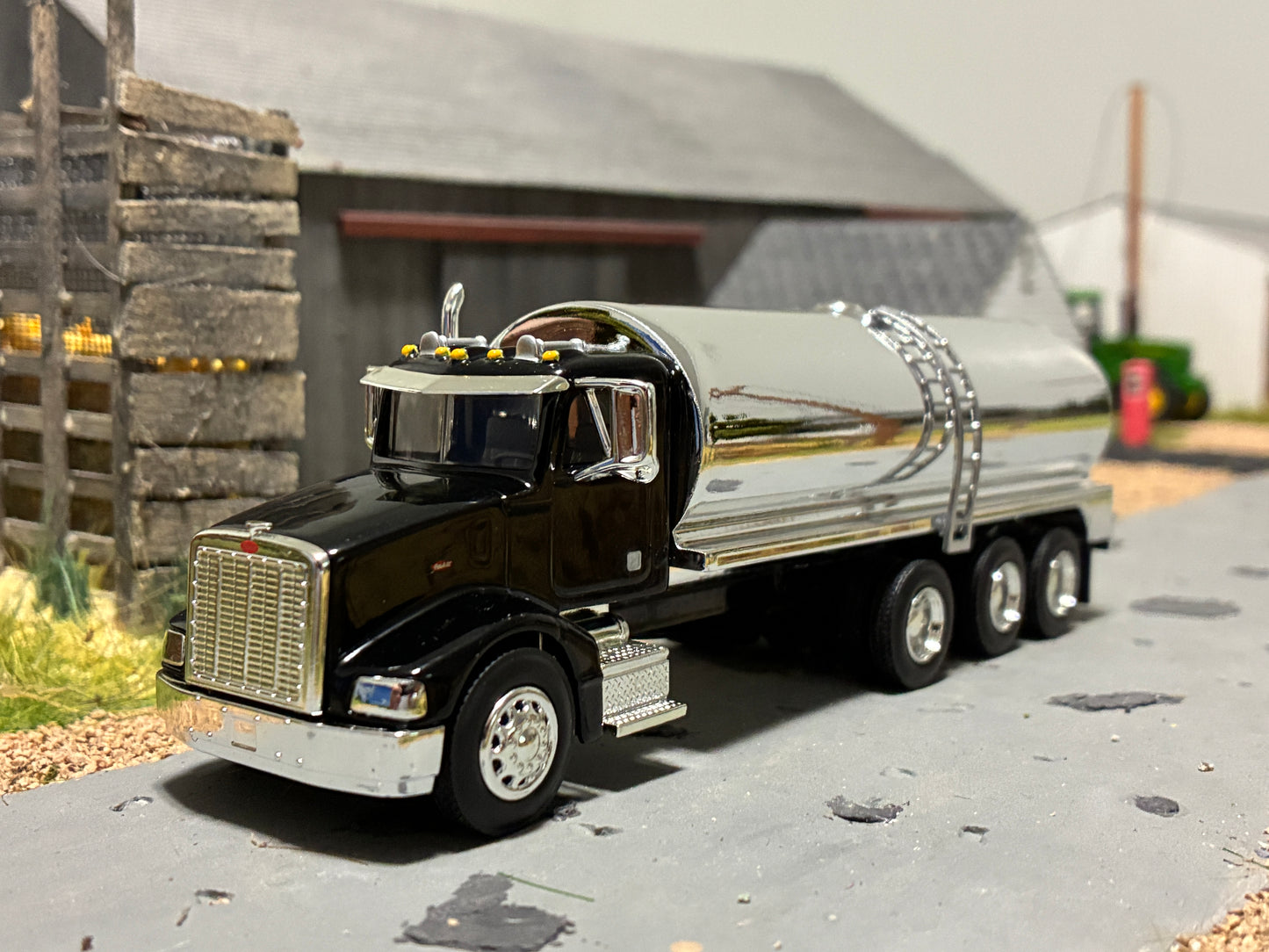 1/64 Milk Truck Tri Axle Peterbilt 385 Truck Red