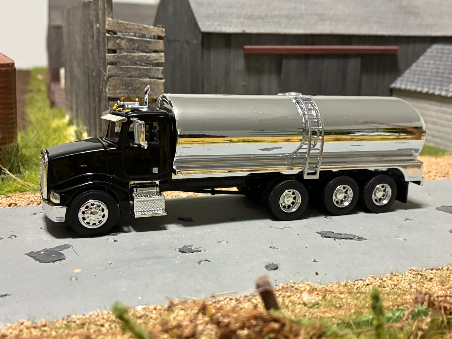 1/64 Milk Truck Tri Axle Peterbilt 385 Truck Red
