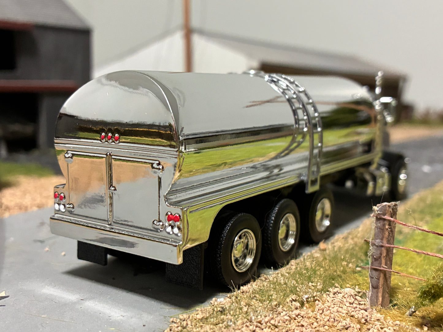 1/64 Milk Truck Tri Axle Peterbilt 385 Truck Red
